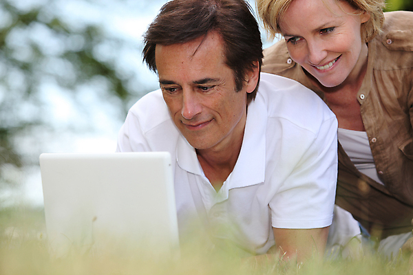 포토 JPG 해외이미지 나무 라이프스타일 커플 응시 공원 여자 남자 인터넷 성공 남편 휴식 함께함 사람 앉기 두명 노트북 컴퓨터 정원 신선 아내 작업 정상 연결 은퇴 무선전화기 각도 거짓말 해외202004 해외포토 식물 시선 공공시설 컨셉 관계 모션 생활 전자제품 전화기 파일형식 이미지허브