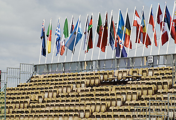 포토 JPG 해외이미지 의자 하늘 사람없음 울타리 갈색 경기장 깃발 손목시계 단계 접기 해외202004 해외포토 시계 컬러 가구 장신구 스포츠시설 모션 담장 파일형식 이미지허브
