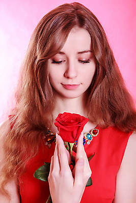 포토 JPG 해외이미지 백인 모델 여자 꽃 유럽 무기 얼굴 휴가 발렌타인데이 관리 선물 사랑 한명 빨간색 빛 장미 갈색 유행 놀람 흰색 축하 잡기 날짜 성자 만족 꽃봉오리 부드러움 스타일 해외202004 해외포토 서양인 식물 1 감정 나라 종교 컬러 컨셉 모션 데이이벤트 표정 사람 신체부위 감각 파일형식 이미지허브