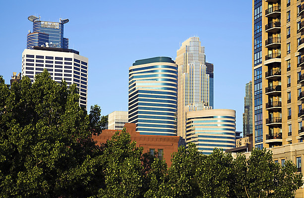 포토 JPG 해외이미지 여행 비즈니스 건축양식 창문 하늘 아침 사람없음 건물 여름 파란색 도시풍경 컬러풀 노란색 도시 도심 시티라이프 해외202004 해외포토 주간 라이프스타일 건축물 계절 건축 컬러 풍경 파일형식 이미지허브