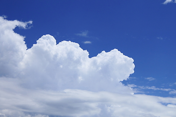 포토 JPG 해외이미지 구름 백그라운드 자연 하늘 날씨 풍경 사람없음 파란색 빛 햇빛 태양 흰색 해외202004 해외포토 자연요소 컬러 생태계 파일형식 이미지허브