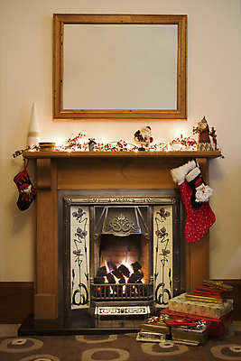 포토 JPG 해외이미지 전통 계절 액자 크리스마스장식 크리스마스 거실 불 휴가 양말 프레임 실내 따뜻함 선물 사람없음 내부 장식 축제 거울 방 휴게실 편안함 벽난로 초대 연소 빅토리아 카피스페이스 해외202004 해외포토 자연요소 기념일 공백 감각 파일형식 이미지허브