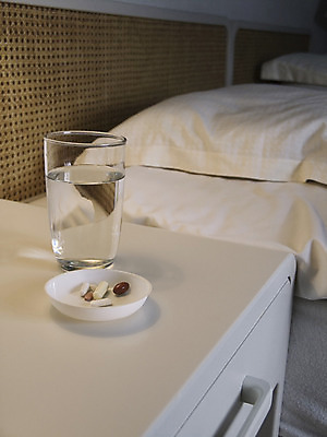 포토 JPG 해외이미지 탁자 휴식 건강 사람없음 책 물 알약 약 와인 주스 침실 고통 추위 침대 조직 바이러스 약초 질병 야간 두통 온도 마약 해로움 전경 해외202004 해외포토 자연요소 감정 음료 가구 컨셉 의학 주류 풍경 풀_식물 파일형식 탑뷰 이미지허브