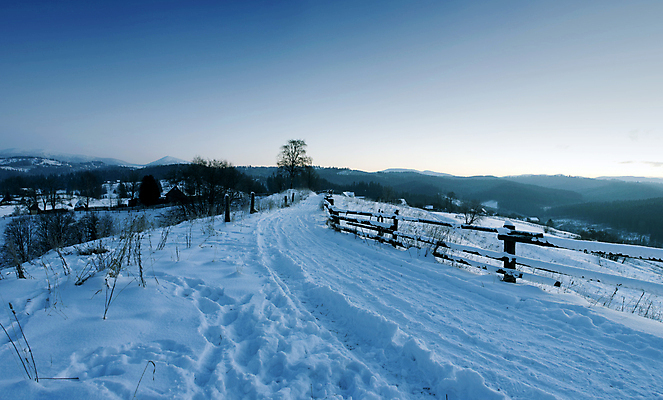 포토 JPG 해외이미지 나무 구름 계절 여행 백그라운드 크리스마스 겨울 자연 하늘 아침 날씨 휴가 산 주택 풍경 사람없음 야외 목재 빛 울타리 농장 마을 환경 봄 추위 가을 흰색 시골 숲 언덕 서리 알프스 전나무 내추럴 산악지대 샬레 옛날 우크라이나 폭설 눈내림 가문비나무 해외202004 해외포토 주간 자연요소 식물 기념일 유럽 컬러 농업 재료 눈_날씨 실험기구 건물 담장 자연재해 생태계 파일형식 이미지허브