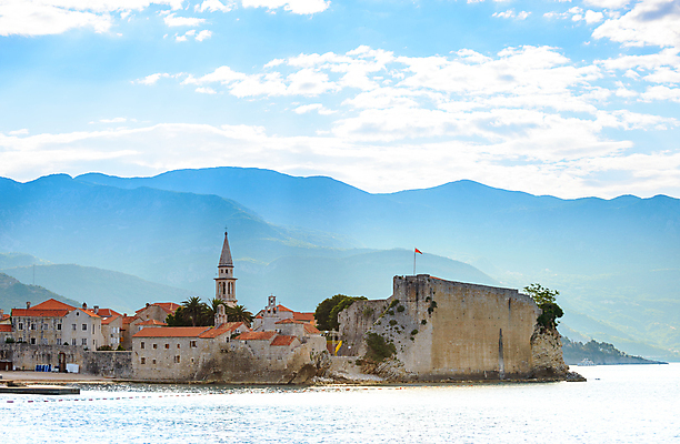 포토 JPG 해외이미지 유럽 문화 벽 바다 여행 오렌지 건축양식 하늘 아침 지붕 휴가 산 파노라마 풍경 사람없음 건물 빨간색 물 여름 파란색 빛 태양 교회 여행객 안개 바위 도시 만 중세 역사 지중해 타일 휴양지 타운 몬테네그로 발칸반도 부드바 옛날 스타일 해외202004 해외포토 주간 자연요소 건축물 계절 건축 나라 컬러 과일 종교건축 날씨 촬영기법 사람 장소 돌_바위 파일형식 이미지허브
