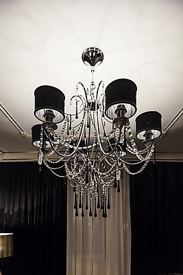 포토 JPG 해외이미지 조명 실내 사람없음 화려 고급 우아함 구슬 천장 샹들리에 해외202004 해외포토 컨셉 내부 파일형식 이미지허브