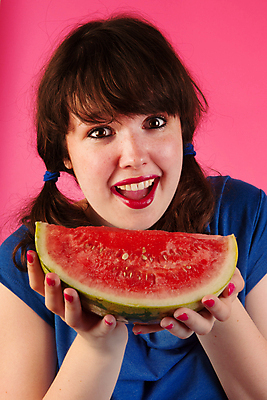 포토 JPG 해외이미지 행복 분홍색 조각 과일 한명 빨간색 물 신선 멜론 먹기 해외202004 해외포토 자연요소 1 감정 컬러 모션 사람 파일형식 이미지허브