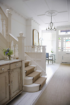 포토 JPG 해외이미지 디자인 영어 의자 영국 주택 실내 사람없음 내부 장식 세로 계단 흰색 복도 입장 천장 진열장 런던 샹들리에 단계 스타일 해외202004 해외포토 문자 유럽 컬러 가구 조명 건물 파일형식 이미지허브