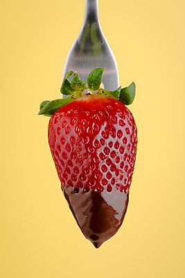 포토 JPG 해외이미지 포크 딸기 실내 사람없음 한개 초콜릿 꽂음 노란배경 해외202004 해외포토 1 식기 백그라운드 과일 디저트 내부 노란색 파일형식 이미지허브