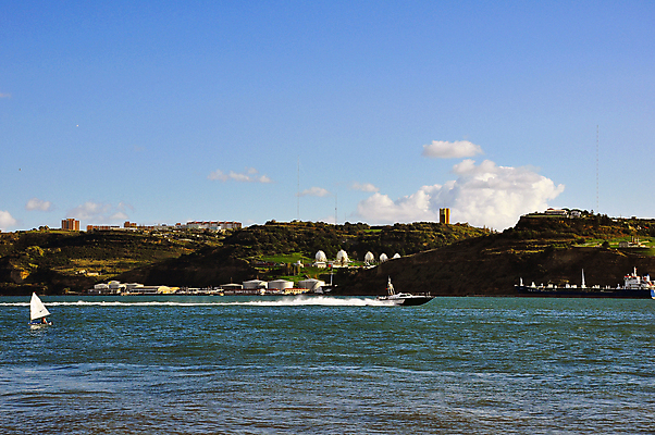 포토 JPG 해외이미지 바다 여행 요트 건축양식 교통시설 자연 하늘 바람 휴가 항해 사람없음 야외 건물 가로 물 여름 파란색 도시풍경 사무실 태양 탑 고층빌딩 도시 만 고급 크루즈 포르투갈 방향 함선 장면 승객 스카이라인 마이애미 방식 해외202004 해외포토 자연요소 건축물 계절 건축 유럽 컬러 교통 컨셉 배_교통 비즈니스 날씨 풍경 빌딩 시설 생태계 파일형식 이미지허브