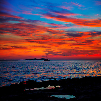 포토 JPG 해외이미지 물결 스포츠 바다 섬 여행 백그라운드 요트 오렌지 자연 하늘 아침 풍경 사람없음 빨간색 물 여름 파란색 빛 컬러풀 햇빛 태양 반사 일출 맑음 황혼 일몰 새벽 보트 스페인 황금 저녁 웨이브 함선 천국 광 수평선 해외202004 해외포토 주간 자연요소 계절 유럽 컬러 배_교통 과일 날씨 노을 야간 생태계 파일형식 이미지허브