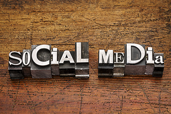 포토 JPG 해외이미지 영어 인터넷 실내 타이포그라피 사람없음 금속 블록 소셜 소셜네트워크 소셜미디어 활자 나무배경 해외202004 해외포토 문자 백그라운드 재질 내부 활자판 파일형식 이미지허브