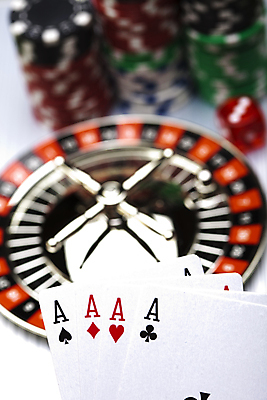 포토 JPG 해외이미지 실내 사람없음 아웃포커스 쌓기 트럼프 도박 카지노 주사위 흰배경 룰렛 겜블 해외202004 해외포토 백그라운드 모션 촬영기법 내부 놀이용품 게임 흰색 파일형식 이미지허브