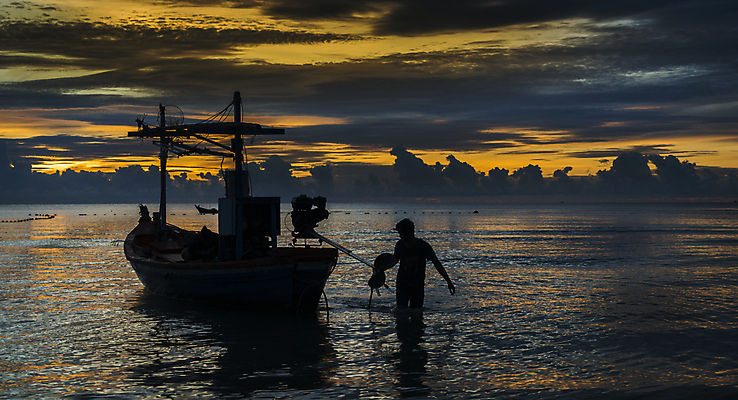 포토 JPG 해외이미지 파도 바다 여행 태국 자연 벽지 하늘 낚시 파노라마 풍경 사람없음 가로 물 여름 파란색 햇빛 태양 반사 노란색 여행객 일몰 업무 어선 오세아니아 수평선 해외202004 해외포토 자연요소 계절 나라 아시아 컬러 배_교통 레저 촬영기법 사람 노을 작업 생태계 파일형식 이미지허브
