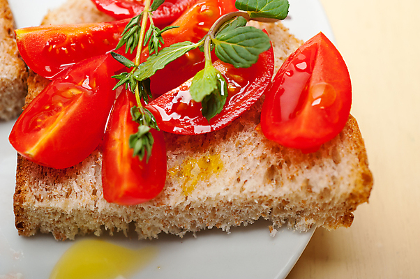 포토 JPG 해외이미지 접시 음식 빵 방울토마토 실내 사람없음 올리브오일 바질 백리향 브루스케타 나무배경 해외202004 해외포토 식기 백그라운드 토마토 내부 기름_음식 파일형식 이미지허브