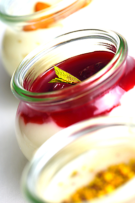 포토 JPG 해외이미지 실내 종류 근접촬영 사람없음 아웃포커스 다양 세개 소프트포커스 흰배경 일렬 푸딩 해외202004 해외포토 뷰포인트 다수 백그라운드 디저트 촬영기법 3 내부 흰색 파일형식 이미지허브