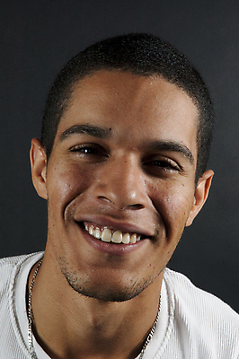 포토 JPG 해외이미지 모델 헤어스타일 응시 남자 여유 얼굴 포즈 수염 한명 사람 소년 성인 머리 유행 검은색 어둠 표현 자신감 시원함 유혹 피부 목 스타일 해외202004 해외포토 1 시선 감정 어린이 컬러 컨셉 신체부위 파일형식 이미지허브