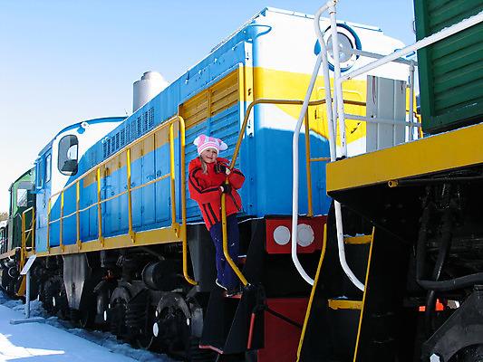 포토 JPG 해외이미지 어린이 여행 교통시설 한명 빨간색 초록색 문 기차 수확 마차 승객 디젤 방법 옛날 철책 해외202004 해외포토 1 육상교통 교통수단 컬러 교통 농업 대중교통 사람 시설 파일형식 이미지허브