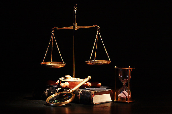 포토 JPG 해외이미지 돋보기 검은배경 실내 사람없음 모래시계 오브젝트 법 양팔저울 법전 해외202004 해외포토 모래 시계 백그라운드 저울 내부 책 검은색 파일형식 이미지허브