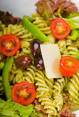 포토 JPG 해외이미지 접시 방울토마토 치즈 파프리카 파스타 실내 사람없음 아웃포커스 올리브 바질 페스토 해외202004 푸질리 해외포토 식기 열매 토마토 채소 식재료 유제품 서양음식 촬영기법 내부 소스_음식 파일형식 이미지허브