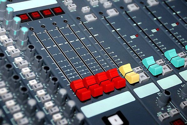 포토 JPG 해외이미지 직업 산업 음악 통신 손잡이 사람없음 디지털 소리 장비 기구 판넬 변화 널 볼륨 혼합 믹서 책상 전자 오디오 방송 스위치 스테레오 계량기 조절 녹음기 뮤지컬 발생 섞기 입력 제어 채널 키패드 효과 해외202004 해외포토 가구 컨셉 문화예술 전자제품 파일형식 녹음_기록 이미지허브