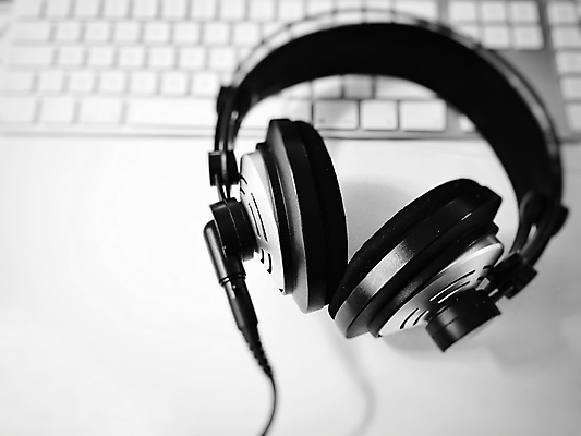 포토 JPG 해외이미지 디자인 음악 이어폰 음향기기 백그라운드 컨셉 비즈니스 휴식 흑백 사람없음 전자제품 금속 검은색 헤드폰 소리 듣기 장비 흰색 선택 은색 볼륨 DJ 오브젝트 오디오 스테레오 고립 깊이 뮤지컬 해외202004 해외포토 컬러 모션 재질 문화예술 촬영기법 파일형식 이미지허브