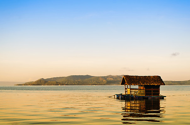 포토 JPG 해외이미지 아시아 호수 오렌지 자연 하늘 산 풍경 사람없음 초록색 물 파란색 일출 시골 뗏목 해외202004 해외포토 자연요소 나라 교통수단 컬러 배_교통 과일 노을 생태계 파일형식 이미지허브