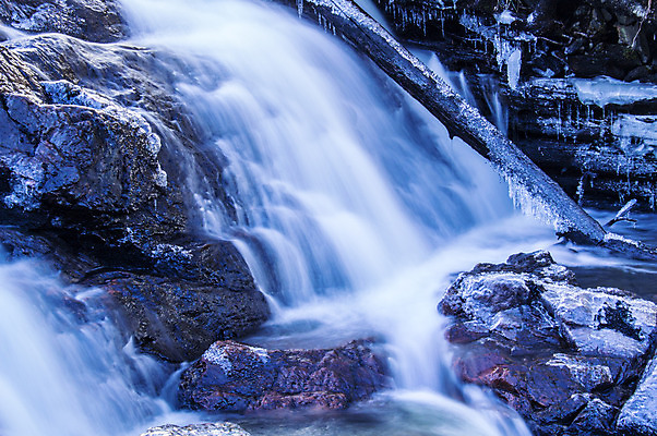 포토 JPG 해외이미지 겨울 자연 미술 풍경 사람없음 물 파란색 빛 강 햇빛 태양 냉동 얼음 폭포 흐름 추위 신선 개울 통나무 암초 해외202004 해외포토 자연요소 나무 계절 컬러 컨셉 문화예술 생태계 파일형식 이미지허브