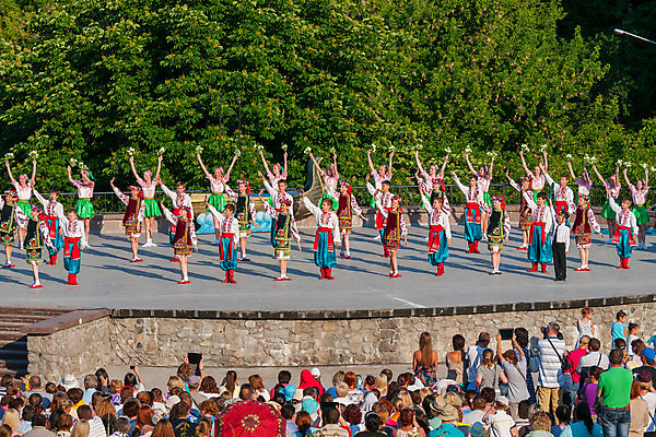 포토 JPG 해외이미지 전통 옷 여자 남자 문화 무기 음악 빵 휴가 부츠 미소 소녀 이벤트 소년 사람없음 빨간색 청춘 컬러풀 축제 공연 댄서 무대 흰색 축하 춤 직물 잡기 그룹 자수 적재 실행 우크라이나 전국 많음 해외202004 해외포토 직업 유럽 어린이 음식 컬러 신발 컨셉 모션 문화예술 표정 사람 파일형식 이미지허브