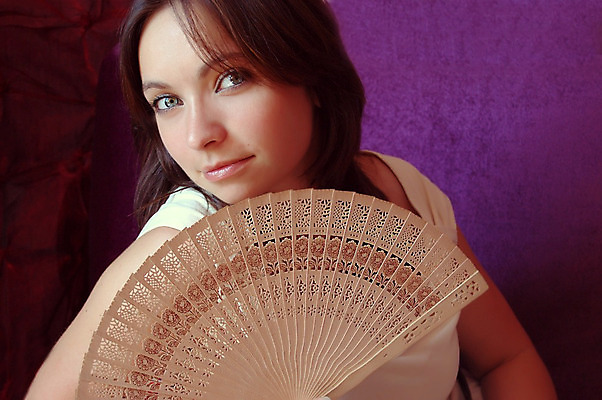 포토 JPG 해외이미지 응시 여자 얼굴 한명 오픈 부채 닫기 신비 비밀 제비꽃 해외202004 해외포토 1 시선 꽃 컨셉 모션 사람 신체부위 파일형식 이미지허브