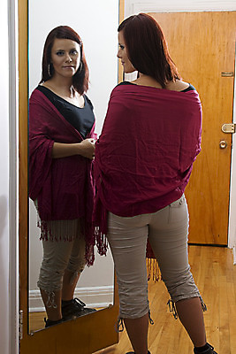 포토 JPG 해외이미지 여자 벽 주택 한명 사람 20대 성인 30대 반사 문 거울 흰색 표현 직물 장롱 복도 싱글 옷입기 해외202004 해외포토 1 컬러 가구 모션 청년 건물 장년 파일형식 이미지허브