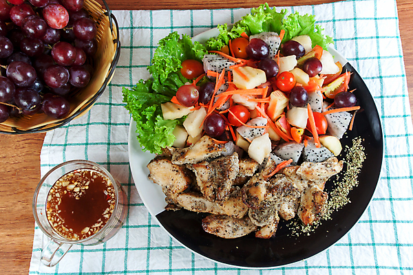 포토 JPG 해외이미지 접시 음식 잎 다이어트 토마토 채소 부분 포도 건강 육류 요리 사람없음 목재 초록색 식사 저녁식사 치킨 당근 샐러드 흰색 시골 신선 그릴 사과 혼합 상추 바비큐 가슴 굽기 지중해 먹기 허브 점심식사 섞기 오레가노 핸드메이드 해외202004 해외포토 나무 식물 식기 바다 컬러 과일 식재료 재료 모션 주방용품 뿌리채소 신체부위 구이 닭고기요리 파일형식 이미지허브