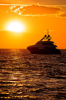 포토 JPG 해외이미지 실루엣 유럽 파도 바다 여행 요트 오렌지 하늘 항해 그림자 풍경 사람없음 물 여름 파란색 빛 태양 반사 노란색 일출 검은색 황혼 일몰 만 보트 황금 고급 저녁 크루즈 지중해 묘사 함선 장면 크로아티아 네비게이션 수평선 해외202004 해외포토 자연요소 계절 나라 컬러 컨셉 배_교통 과일 촬영기법 노을 야간 파일형식 이미지허브