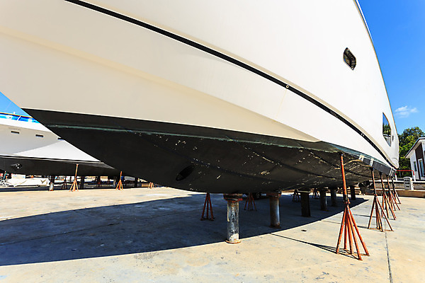 포토 JPG 해외이미지 구름 라이프스타일 스포츠 바다 요트 난간 하늘 항해 사람없음 물 파란색 항구 페인트 흰색 보트 고급 우아함 수리 땅 갑판 서비스 함선 고정 포트 닻 모터 해외202004 해외포토 자연요소 컬러 컨셉 배_교통 교통시설 생활 파일형식 이미지허브