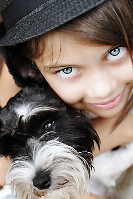 포토 JPG 해외이미지 동물 백인 모델 응시 시선 여자 얼굴 어린이 새끼 포즈 청소년 한명 사람 소녀 10대 반려동물 청춘 유행 마주보기 귀여움 흰색 잡기 닫기 개 달콤 강아지 노려봄 심각 혼자 해외202004 해외포토 서양인 1 컬러 컨셉 포유류 모션 표정 신체부위 맛 파일형식 이미지허브