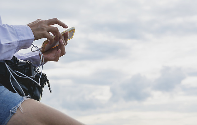 포토 JPG 해외이미지 라이프스타일 손 여자 백그라운드 비즈니스 통신 손가락 모바일 거리 세포 관리 사람 사람없음 목재 스마트폰 핸드폰 디지털 스크린 터치 잡기 도시 메시지 역 야간 전화기 스마트 목업 힙스터 해외202004 해외포토 자연요소 나무 패션 컨셉 재료 교통시설 모션 생활 신체부위 전자제품 스마트기기 파일형식 이미지허브