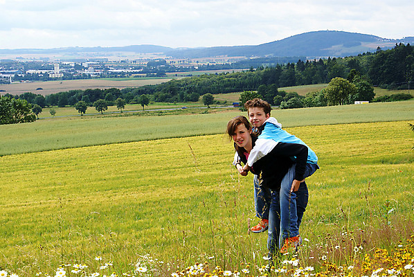 포토 JPG 해외이미지 나무 구름 꽃 얼굴 밭 가족 자연 하늘 휴가 산 독일 소년 두명 즐거움 언니 남동생 해외202004 해외포토 자연요소 식물 남자 감정 유럽 어린이 농업 관계 사람 신체부위 생태계 자매 동생 파일형식 이미지허브