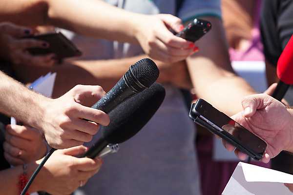 포토 JPG 해외이미지 손 통신 회의 말하기 이벤트 사람없음 소리 장비 정보 잡기 기자 뉴스 질문 마이크 면접 라디오 오디오 방송 언론 리포터 일반 목소리 생존 해외202004 해외포토 직업 음향기기 비즈니스 모션 신체부위 전자제품 파일형식 이미지허브