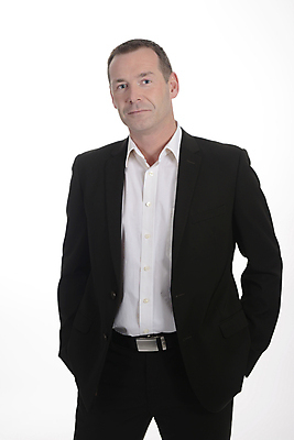 포토 JPG 해외이미지 스튜디오촬영 응시 행복 셔츠 비즈니스 사업가 성공 갈색머리 관리 한명 미소 정장 세로 갈색 흰색 비즈니스맨 자신감 우아함 만족 흰배경 컨설턴트 경영자 변호사 고립 심각 해외202004 해외포토 직업 1 헤어스타일 시선 옷 남자 감정 컬러 백그라운드 컨셉 상의 실내 표정 사람 직장인 전문직 상담 리더 파일형식 이미지허브