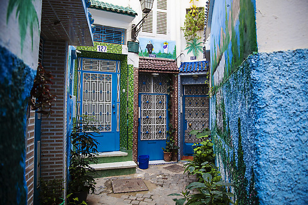 포토 JPG 해외이미지 전통 외관 문화 도로 벽 여행 건축양식 아프리카 하늘 휴가 거리 주택 사람없음 야외 건물 여름 파란색 컬러풀 문 마을 도시 중세 보행로 이슬람교 지중해 질감 좁은 타운 모로코 메디나 아랍어 해외202004 해외포토 건축물 계절 건축 나라 종교 길 바다 컬러 교통시설 역사 파일형식 이미지허브