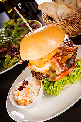 포토 JPG 해외이미지 접시 채소 검은배경 패스트푸드 실내 사람없음 바구니 햄버거 인스턴트 정크푸드 바게트 코우슬로 해외202004 해외포토 식기 음식 빵 백그라운드 내부 검은색 샐러드 파일형식 이미지허브