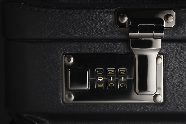 포토 JPG 해외이미지 직업 컨셉 서류가방 비즈니스 자물쇠 흑백 경고 사람없음 빛 금속 어둠 회색 긴급 점 닫기 실업 잠금 스포트라이트 고용 헬프 해외202004 해외포토 컬러 가방 모션 재질 촬영기법 구직 도움 보안 채용 파일형식 이미지허브