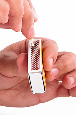 포토 JPG 해외이미지 손 백그라운드 불 불꽃 경기 사람없음 목재 빛 상자 잡기 뜨거움 막대기 닫기 위험 묘사 패키지 고립 화상 해외202004 해외포토 자연요소 나무 스포츠 컨셉 재료 모션 신체부위 상처 파일형식 이미지허브