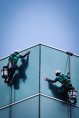 포토 JPG 해외이미지 주간 전신 남자 밧줄 하늘 매달리기 외벽 빌딩 성인 야외 두명 건물 뒷모습 반사 잡기 닦기 청소부 유리창청소 성인남자만 해외202004 외벽청소 해외포토 자연요소 직업 건축물 줄 벽 뷰포인트 모션 사람 청소 남자만 성인만 파일형식 이미지허브
