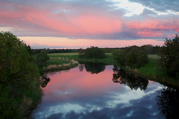 포토 JPG 해외이미지 구름 분홍색 하늘 숙이기 사람없음 물 파란색 강 반사 우주 침묵 일몰 새벽 거울 오픈 저녁 버드나무 수평선 해외202004 해외포토 자연요소 나무 컬러 포즈 노을 소리 야간 파일형식 이미지허브