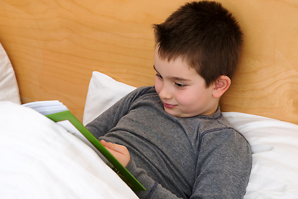 포토 JPG 해외이미지 남자 어린이 베개 휴식 실내 한명 사람 소년 상반신 앞모습 옆모습 책 눕기 독서 기댐 침대 읽기 소년한명만 해외202004 해외포토 1 뷰포인트 가구 컨셉 침구 모션 내부 남자한명만 소년만 파일형식 이미지허브