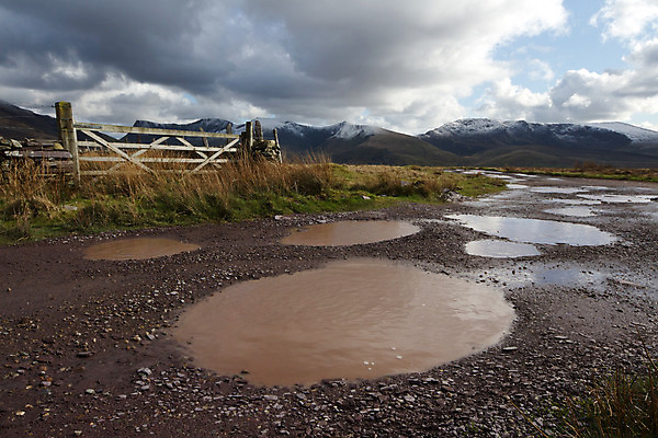 포토 JPG 해외이미지 구름 공원 도로 벽 하늘 웨일즈 산 거리 풍경 사람없음 야외 초록색 물 파란색 바위 거친 땅 산등성이 대문 선로 전국 수평선 스노도니아 해외202004 해외포토 자연요소 공공시설 길 컬러 교통시설 영국 문 돌_바위 파일형식 이미지허브