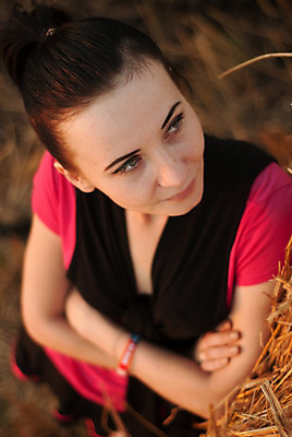 포토 JPG 해외이미지 모델 여자 분홍색 포즈 밭 한명 미소 사람 여름 청춘 유행 화려 볏짚 밀짚 해외202004 해외포토 1 계절 컬러 컨셉 농업 표정 짚 파일형식 이미지허브