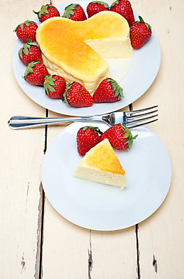 포토 JPG 해외이미지 접시 포크 딸기 디저트 사람없음 하트 자르기 치즈케이크 해외202004 해외포토 모양 식기 음식 과일 모션 케이크 파일형식 이미지허브