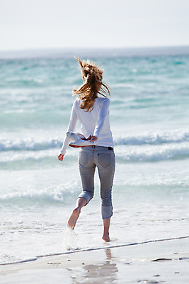 포토 JPG 해외이미지 백인 1 라이프스타일 응시 여자 행복 여유 모래 바다 여행 백그라운드 자연 하늘 성공 휴가 휴식 갈색머리 한명 서기 미소 사람 풍경 성인 물 여름 파란색 햇빛 기쁨 휴양지 내추럴 해외202004 해외포토 자연요소 서양인 헤어스타일 시선 계절 감정 컬러 컨셉 모션 표정 생활 태양 장소 생태계 파일형식 이미지허브